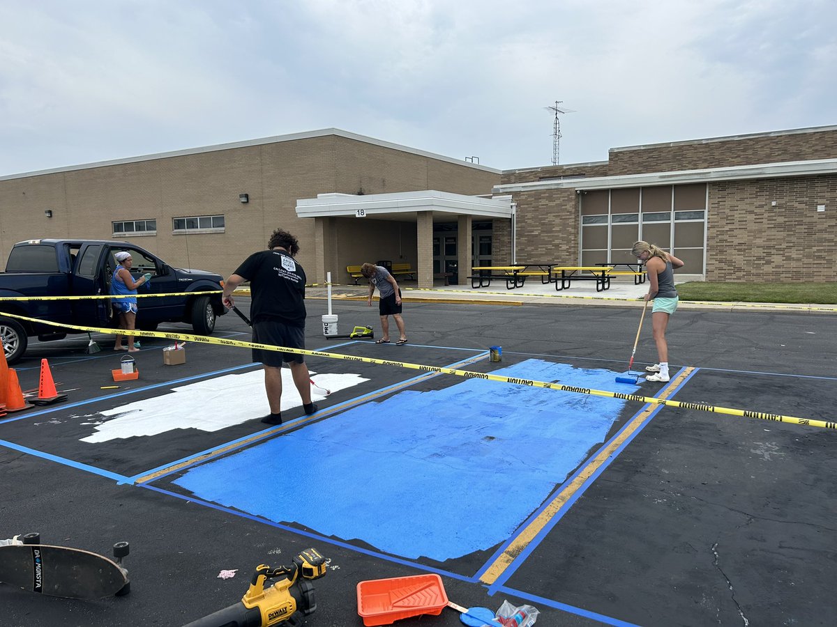 tica99's tweet photo. @PioneerJrSrHigh SENIORS-you can paint your spots today if you have one! https://t.co/owgFw30eU5