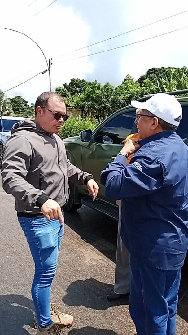tss__ve's tweet photo. VM Previsión Social y Tesorero del Sistema de Seguridad Social @drrafaelrios,es recibido por el Alcalde del Mun. San José de Guanipa,Ernesto RODRÍGUEZ;en el marco del Despliegue Amor en Acción a las Víctimas del Bloqueo Económico,en el Sector El Basquero #LasSancionesNoSonUnJuego https://t.co/K0vNOvEMgJ