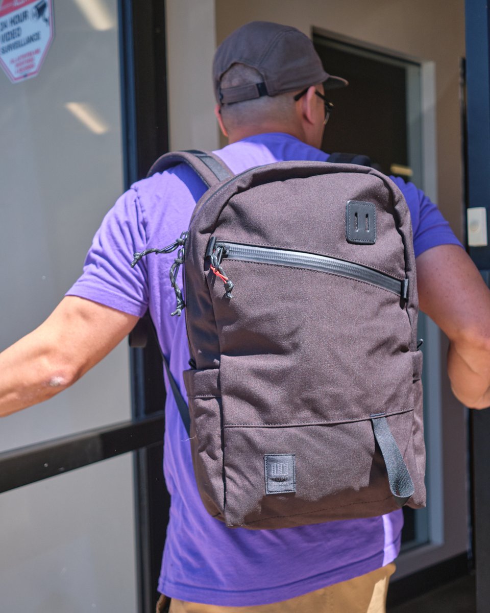 gearcoop's tweet photo. 📚 BACK-TO-SCHOOL 📚 
When school’s back in session, these classics are the perfect go-to. They never go out of style. 🎶 (name that tune☝️)
#backtoschool #thenorthface #jansport #topodesigns #neverstopexploring #alwayswithyou #teamtopo #GearCoop https://t.co/dnh9Bv9Op7 https://t.co/zGgOPJbn9H