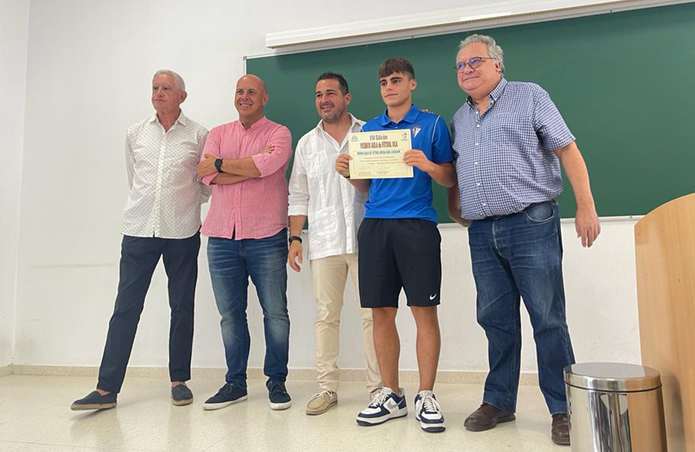 gabycumbreras's tweet photo. Diez jugadores, cinco equipos y seis entrenadores del fútbol base de San Fernando fueron premiados en la Gala 2023 de la @univcadiz 
En https://t.co/VJ7RT3Drvb
https://t.co/b8snsBkWZ7 https://t.co/UnNNaZ4ZWR