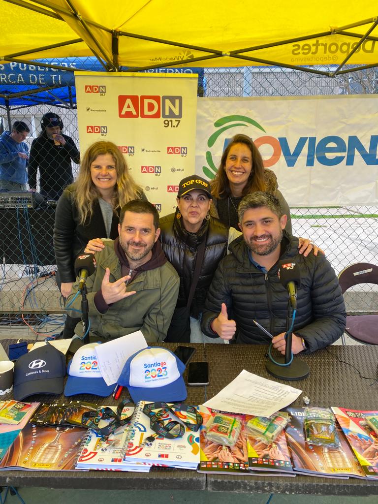 Aquí junto a @carcosmorales <a href="/Grillodelgol/">Grillo del Gol</a> <a href="/rhernandezadn/">Rodrigo Hdez ADN</a>    celebrando el día del niño y la niña en el Felipe Camiroaga. Gracias por confiar en fundación <a href="/PorTodas_Chile/">PorTodas Chile</a> <a href="/adnradiochile/">Radio ADN</a>