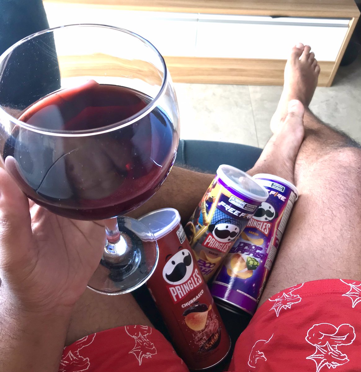 KingPaullinho's tweet photo. Aqui tomando meu vinho, comendo minha @PringlesBrasil e torcendo para o @fluxogg 💜💜💜💜 na #LBFF #FinalLBFF @FFesportsBR Com os melhores casters @camilotaxp @nrcarlosandrade @CabeloGamer @bombshellcarol https://t.co/hhfHitPz02
