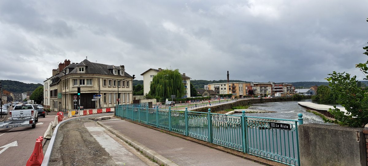 maxime_csse's tweet photo. J'étais cet après-midi quai Félix Faure pour observer la progression des travaux de la voie douce.

Un projet d'ampleur pour remettre la #Risle et la Cartonnerie au cœur de notre ville.

A #PontAudemer, le vivre-ensemble passe aussi par l'aménagement urbain ! 👏 https://t.co/UwHMQPqofv