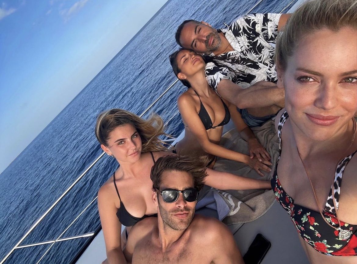 More pictures of Eiza González enjoying the summer with friends ☀️❤️