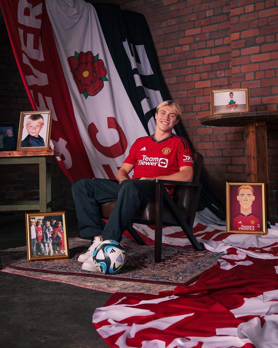 0161yark's tweet photo. What’s the rug thing from United’s marketing department? https://t.co/bUlVAD6AlV