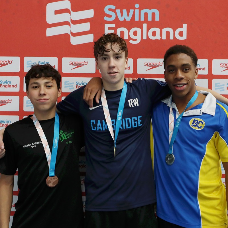 Swim_England's tweet photo. The distance swimmers took centre stage to start off day 4⃣ of the #SESummerMeet 💪

A number of swimmers impressed in the Men's 1500m Freestyle after four gold medals were awarded in the para-swimming events to kick off Saturday's action 🏊 

Session nine and ten report 🔽