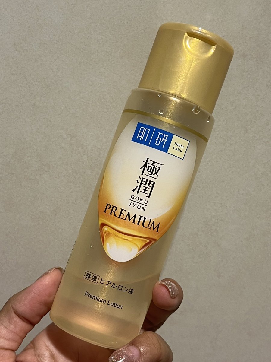 Sawarinni's tweet photo. Hada Labo ขวดสีทองคือที่สุด ที่สุดของการกู้ผิวโทรมแบบขาดไม่ได้จริง ใช้ดีมากๆในราคาหลักร้อย ใ���้ความชุ่มชื้น &amp; ตื่นมาผิวฉ่ำอิ่มฟู ช่วงไหนผิวหมอง ผิวดูไม่สดใสนี่คือช่วยได้มากจริงง ตุนตลอดไป https://t.co/Vs5u1aH3J1