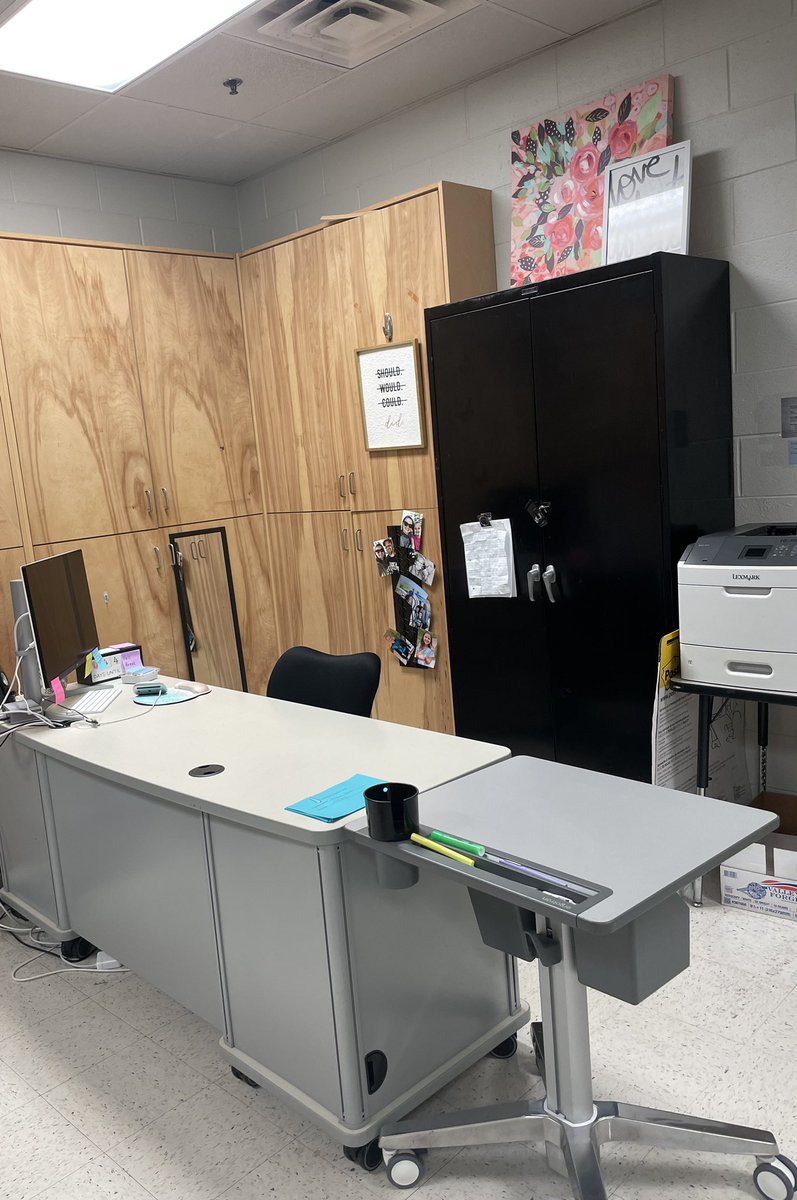 MrsUTeachesTech's tweet image. Had a peaceful Saturday morning, unpacking my desk and getting a few iPads ready for Monday. It’s the little things. #edtech #edtechcoach #instructionaltechnology