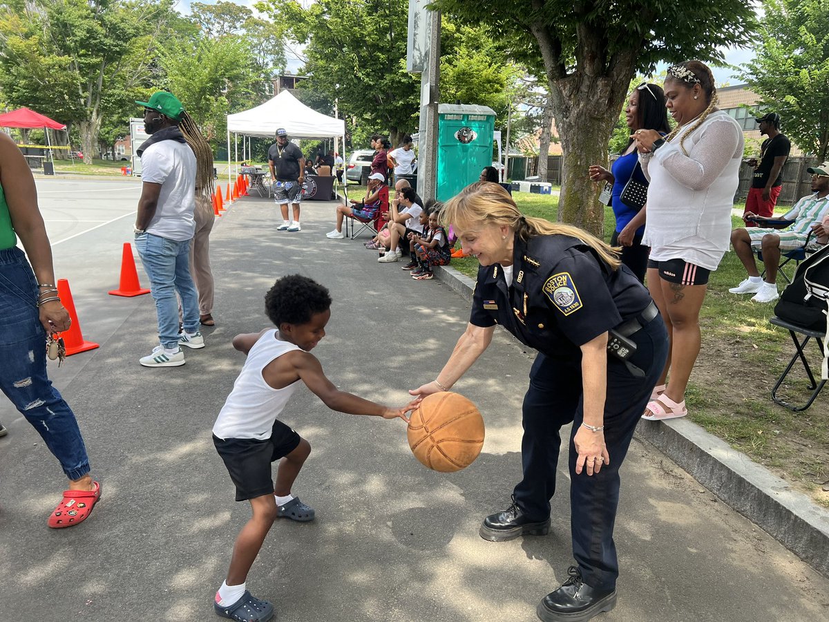 SuperBaston's tweet photo. Beautiful Saturday afternoon with the Deputy Kozmiski, recruit class #63-23 & our youth! #ouryouth #ourfuture #ournow πππ#buildingrelationships @Nobooksnoball https://t.co/7FwUzQmtQN