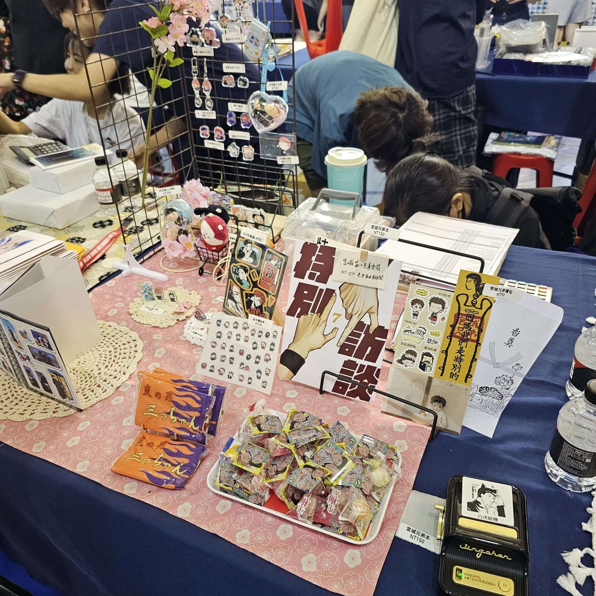 pajama_9's tweet photo. 感謝大家今天來場！有剩餘少量飯友會開賣場通販，目前是不打算再加印了🙏非常謝謝大家支持🙇🙇今天有招待不周的地方真的很抱歉我們有點手忙腳亂，謝謝大家🥹感謝比的照片支援 https://t.co/V5BpE7vpkF