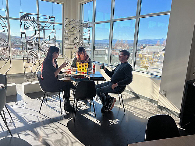 Plan your visit tomorrow to an artful and exciting Sunday at the #AshevilleArtMuseum!

Starting at 2pm, enjoy a #SundayLive piano performance by Steve Lapointe, public tour of #IntersectionsInAmericanArt, and Game Day at the rooftop Perspective Café >>> bit.ly/3WD0tZ8