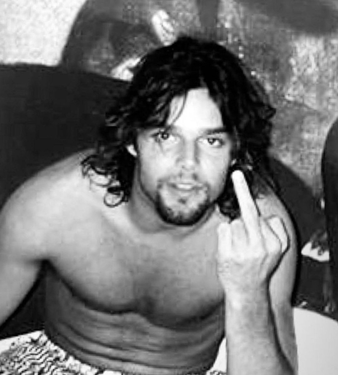 PaoMir's tweet photo. Los amo!! @Su_Gimenez @ricky_martin .. 🖕🏼 https://t.co/A9NEjoXLDJ