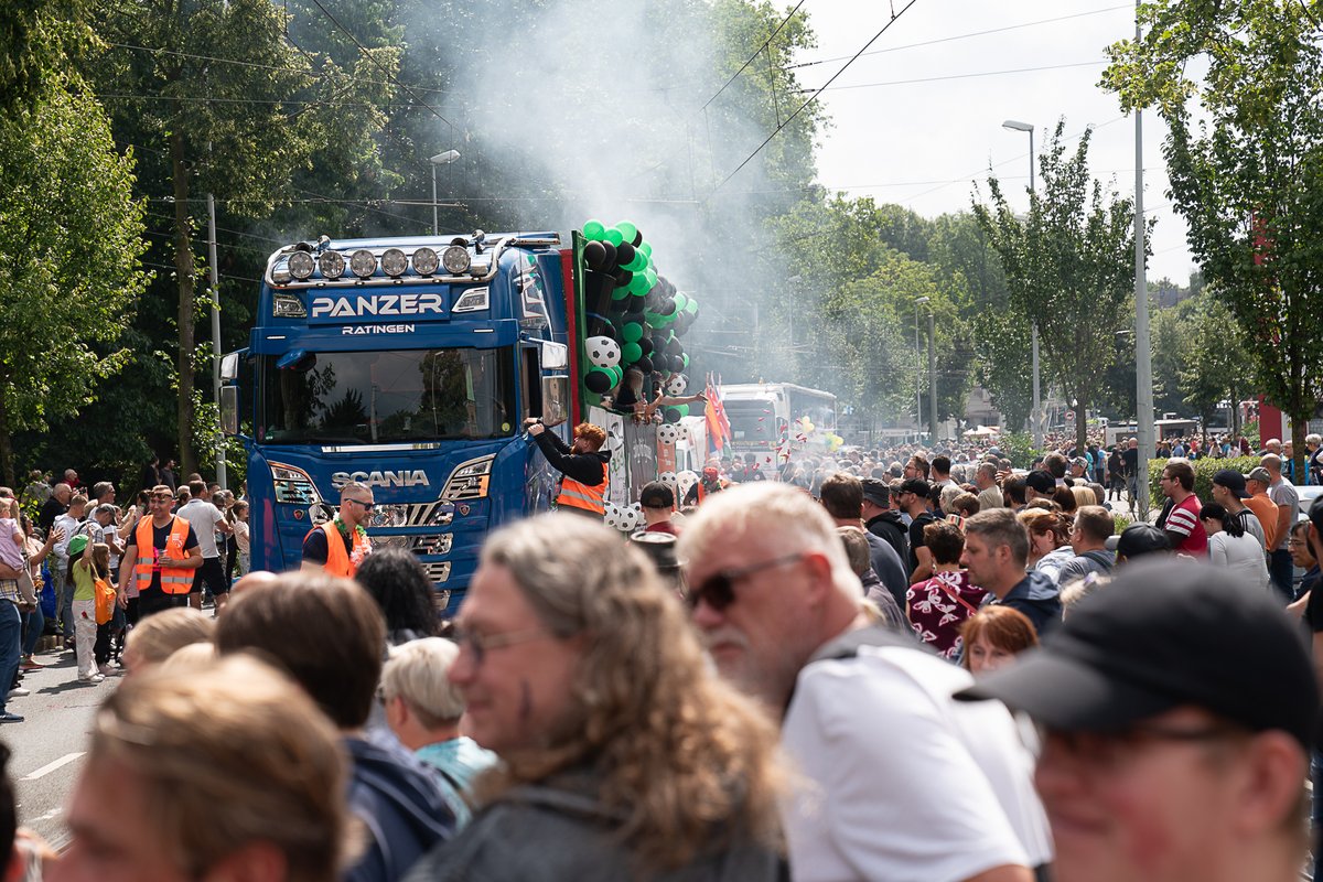 CrangeOffiziell's tweet photo. Beim traditionellen Festumzug der Cranger Kirmes wurde das Team des BSV Holthausen als kreativste Fußgruppe ausgewählt. Bei den Mottowagen setzte sich die Reitsportgemeinschaft Herne Börnig durch.➡️ https://t.co/eWQu70iMS8 #CrangerKirmes #Crange2023 https://t.co/zCaIoH1cNO
