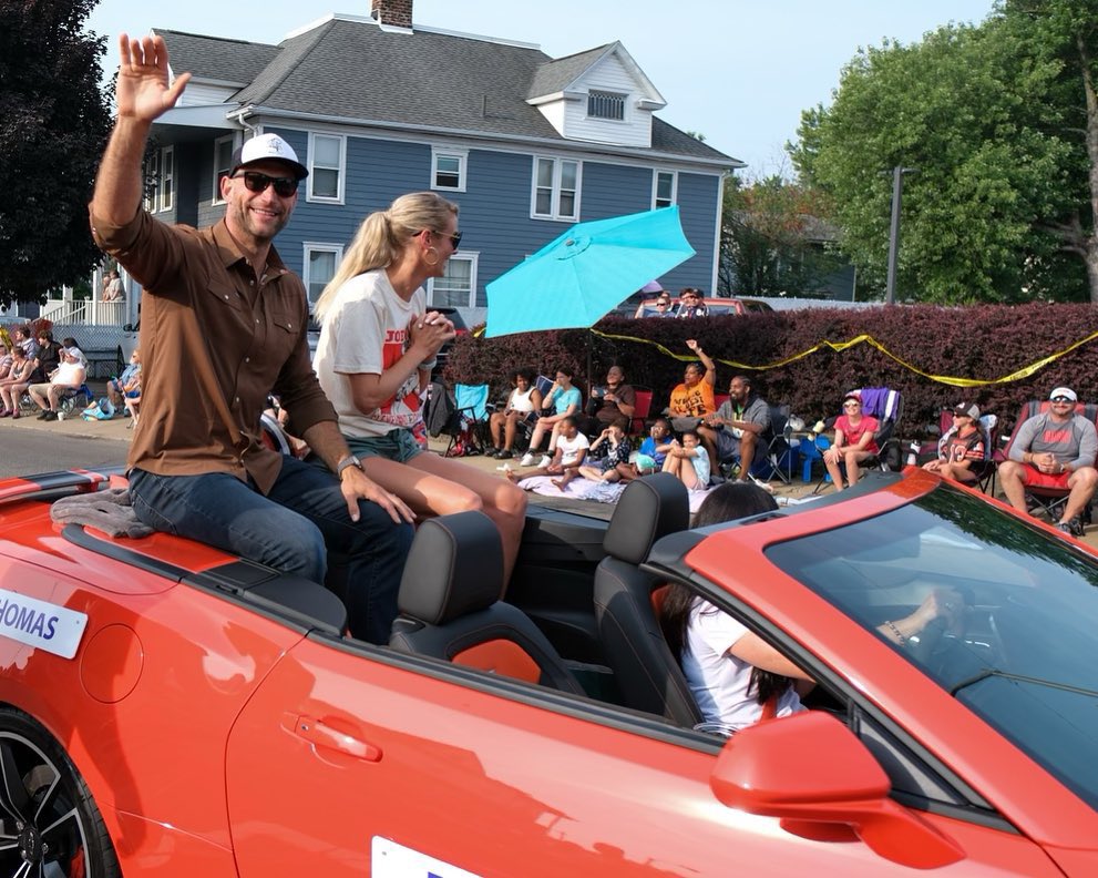 PumpkinNation's tweet photo. We had a FANtastic time representing @joethomas73 & the @Browns during the @ProFootballHOF parade! #gobrowns #clevelandbrowns #joethomas #pumpkinhead #pumpkinnation https://t.co/qbwAVZrftD