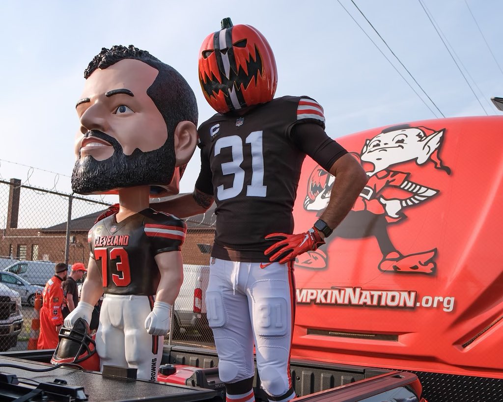 PumpkinNation's tweet photo. We had a FANtastic time representing @joethomas73 & the @Browns during the @ProFootballHOF parade! #gobrowns #clevelandbrowns #joethomas #pumpkinhead #pumpkinnation https://t.co/qbwAVZrftD