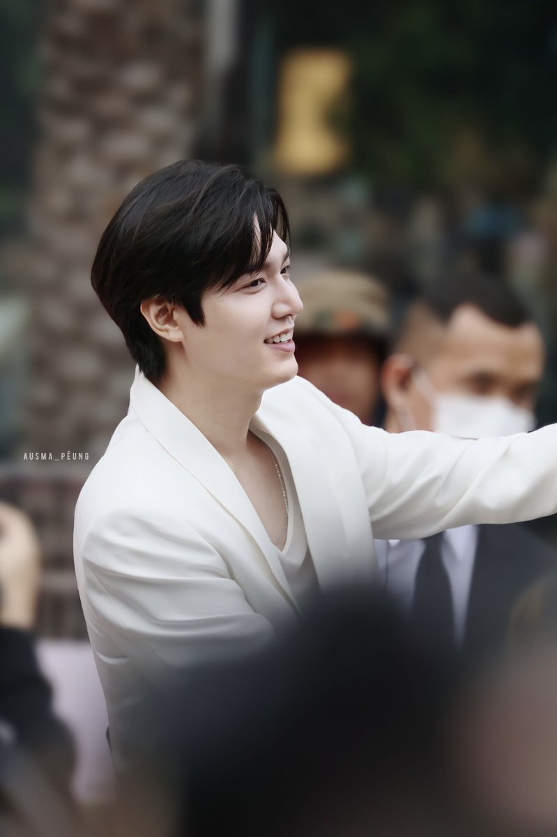Pung112's tweet photo. ลีมินโฮ แสนดีออกมาทักทายแฟนๆ🥰
.
.
#LeeMinHo #이민호 #ลีมินโฮ
#MERZAESTHETICS
#MERZAESTHETICSEXPO
#HAUSOFCONFIDENCE https://t.co/BDSDndFEd3