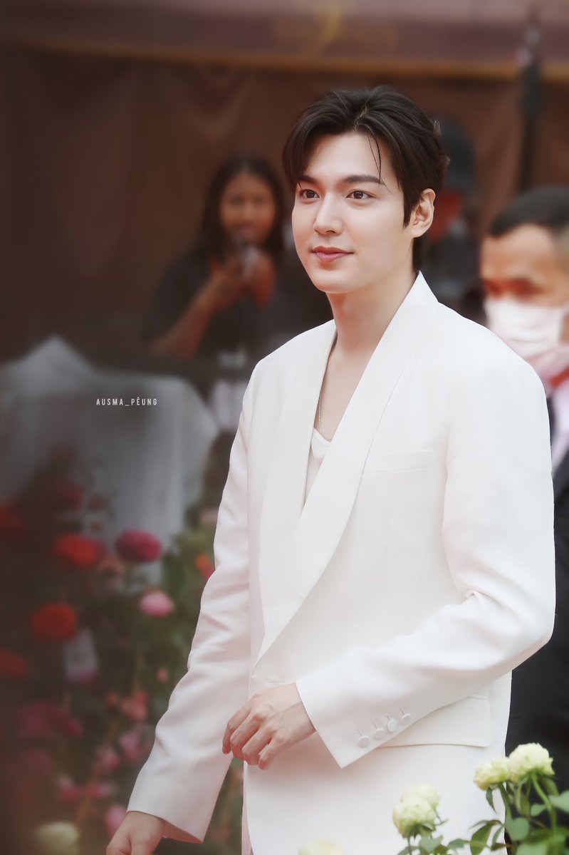 Pung112's tweet photo. ลีมินโฮ แสนดีออกมาทักทายแฟนๆ🥰
.
.
#LeeMinHo #이민호 #ลีมินโฮ
#MERZAESTHETICS
#MERZAESTHETICSEXPO
#HAUSOFCONFIDENCE https://t.co/BDSDndFEd3