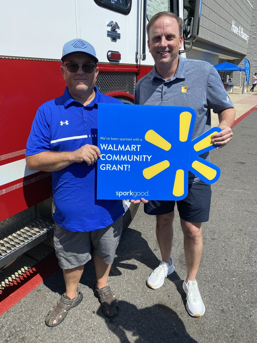 Matt_J_Shepherd's tweet photo. Thank you @Walmart for generous contribution to @BGCElDorado!  Donate school supplies or $$ to the Club today at the El Dorado store. https://t.co/KIgiemoFlu