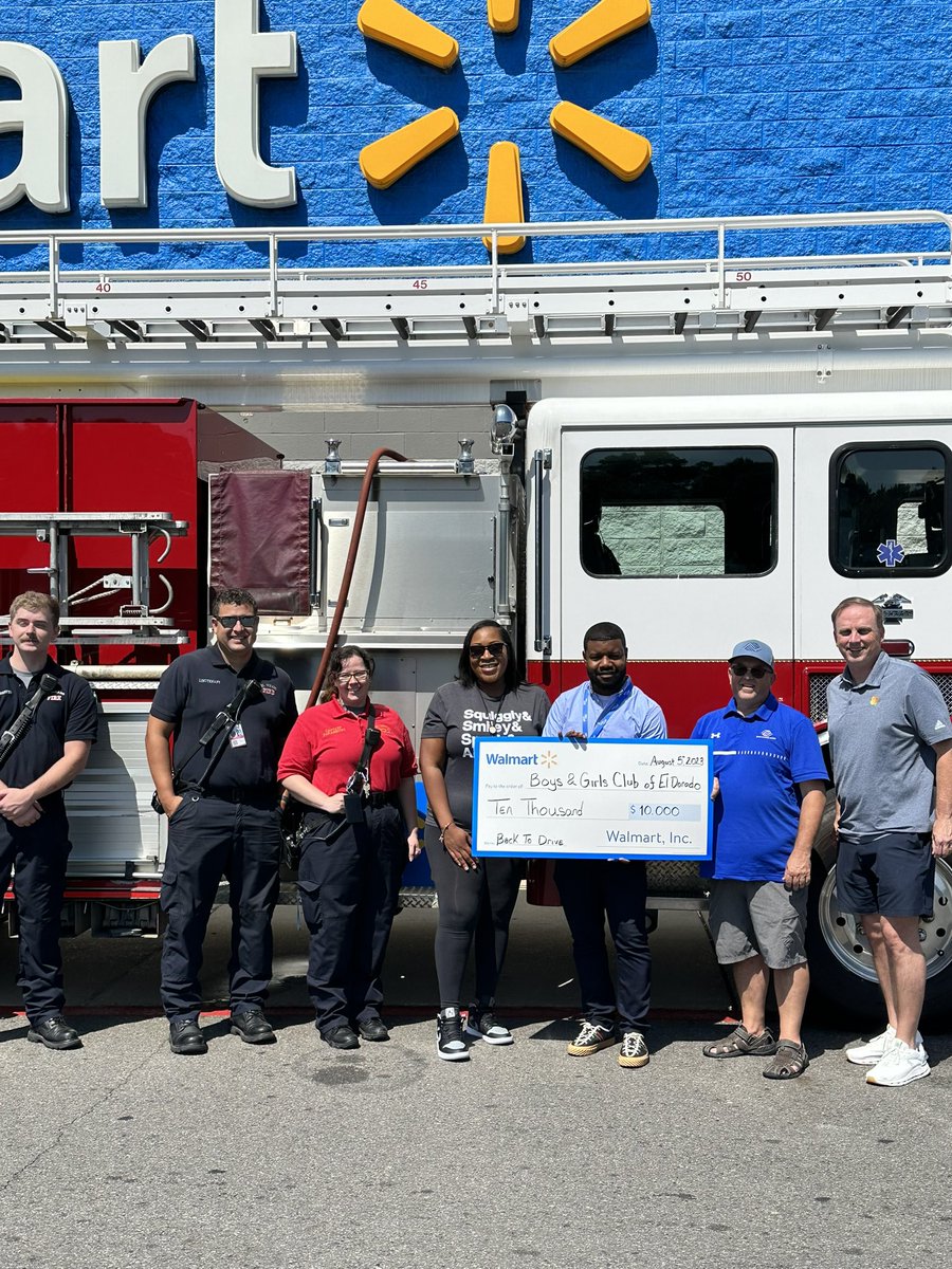 Matt_J_Shepherd's tweet photo. Thank you @Walmart for generous contribution to @BGCElDorado!  Donate school supplies or $$ to the Club today at the El Dorado store. https://t.co/KIgiemoFlu
