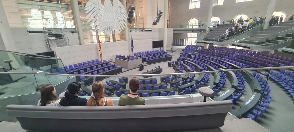 TheGermanAcade1's tweet photo. Eine ganz besondere Berlin-Actionwoche für Jung und Alt! Ein besonderer Dank geht an Dieter Slomski für die spannenden Einsichten in dein Leben in Berlin in den letzten fast 80 Jahren! 😊 https://t.co/ZqVmSxPSci