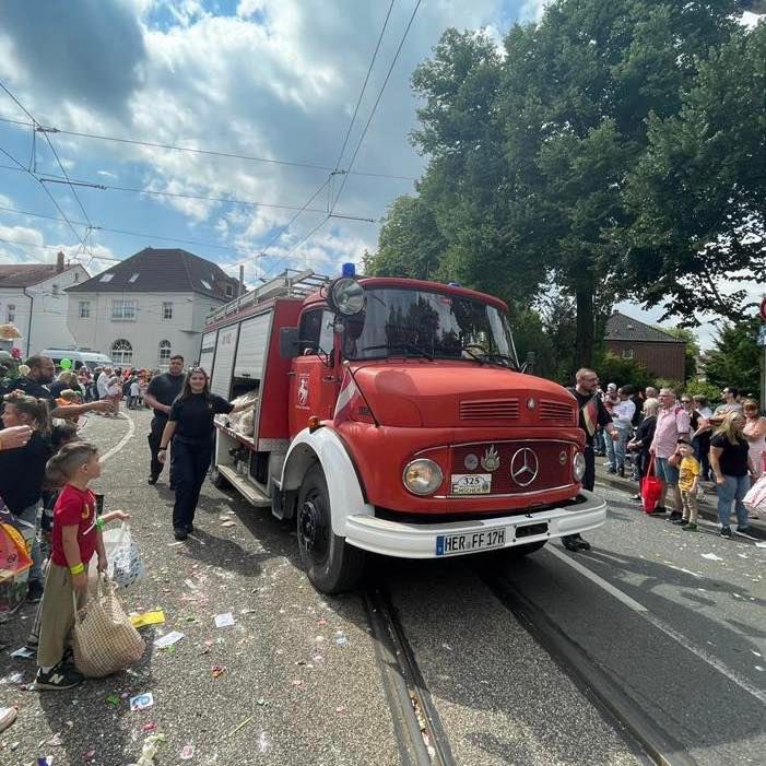 FeuerwehrHerne's tweet photo. Wir haben heute den Festumzug der Cranger Kirmes begleitet.
Unsere Freiwillige Feuerwehr nahm mit einer Gruppe teil und machte Werbung für ihr wertvolles Ehrenamt.
Zudem begleitete ein Führungsfahrzeug den Umzug in Richtung Kirmesplatz.
#wirhelfenherne #crangerkirmes #Crange2023 https://t.co/LKKsdiF8jW