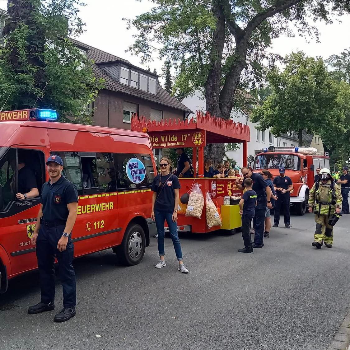 FeuerwehrHerne's tweet photo. Wir haben heute den Festumzug der Cranger Kirmes begleitet.
Unsere Freiwillige Feuerwehr nahm mit einer Gruppe teil und machte Werbung für ihr wertvolles Ehrenamt.
Zudem begleitete ein Führungsfahrzeug den Umzug in Richtung Kirmesplatz.
#wirhelfenherne #crangerkirmes #Crange2023 https://t.co/LKKsdiF8jW