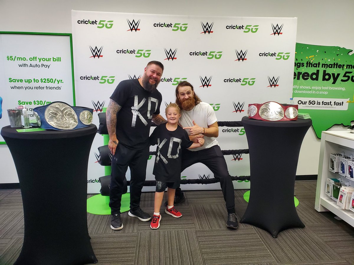 Barbituous's tweet image. Merci @FightOwensFight et @SamiZayn d'avoir rendu la journée de mon fils. Ce sera un souvenir pour toute une vie! ❤️