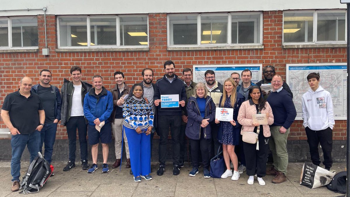 💙 Great to campaign in #GrovePark today with #Conservative London Mayoral candidate @Councillorsuzie

💙 It is clear #Lewisham & #SouthEastLondon residents support Susan Hall & @kscterry campaigns to #StopULEZ expansion

💙Thank you for supporting @LondonCWO in the rain today ☔️