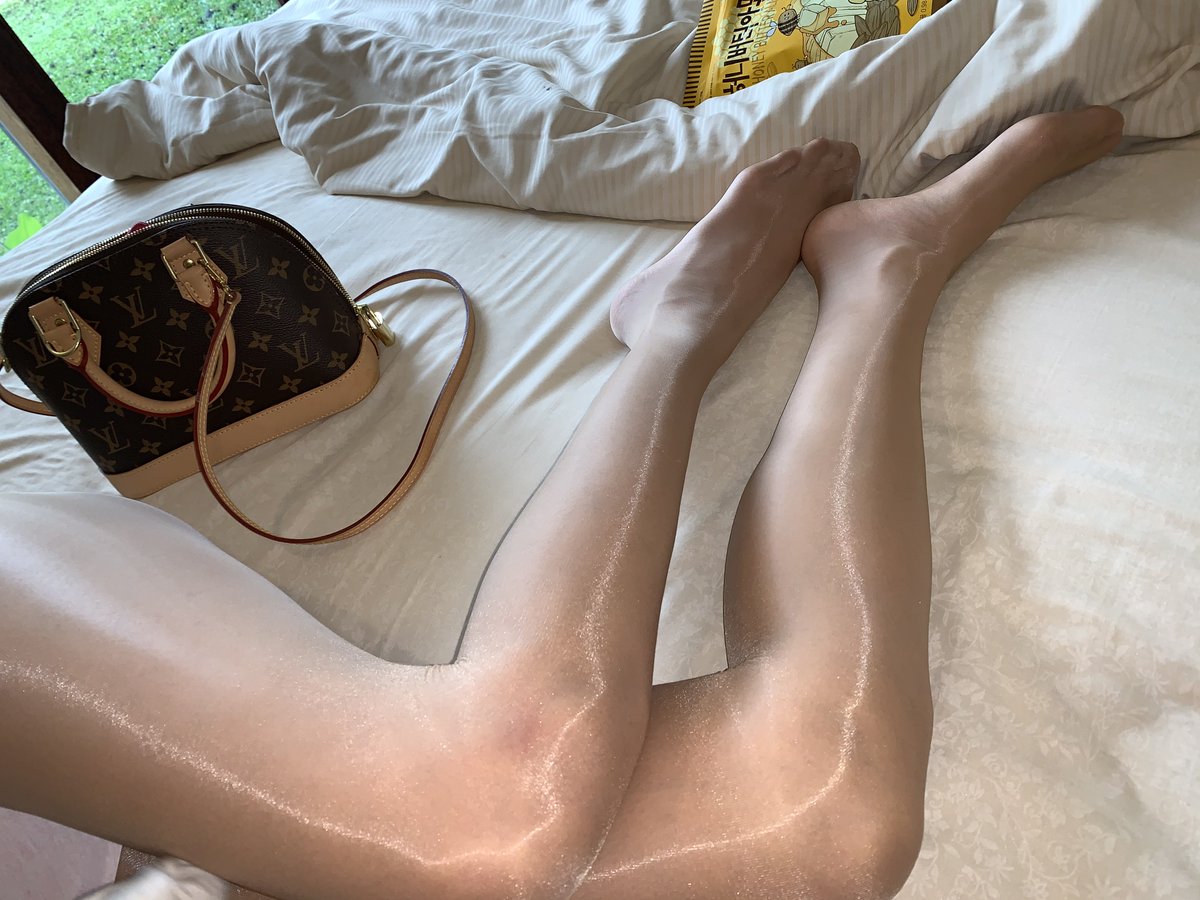 Indonylon's tweet photo. wow how glossy #cdrworld #ceciliaderafael #ethernosuperlucido #glossypantyhose #eyecatcher #legsinpantyhose #shinypantyhose #pantyhoselegs #pantyhosefetish #pantyhosefashion #pantyhose https://t.co/ajicyPjkT9