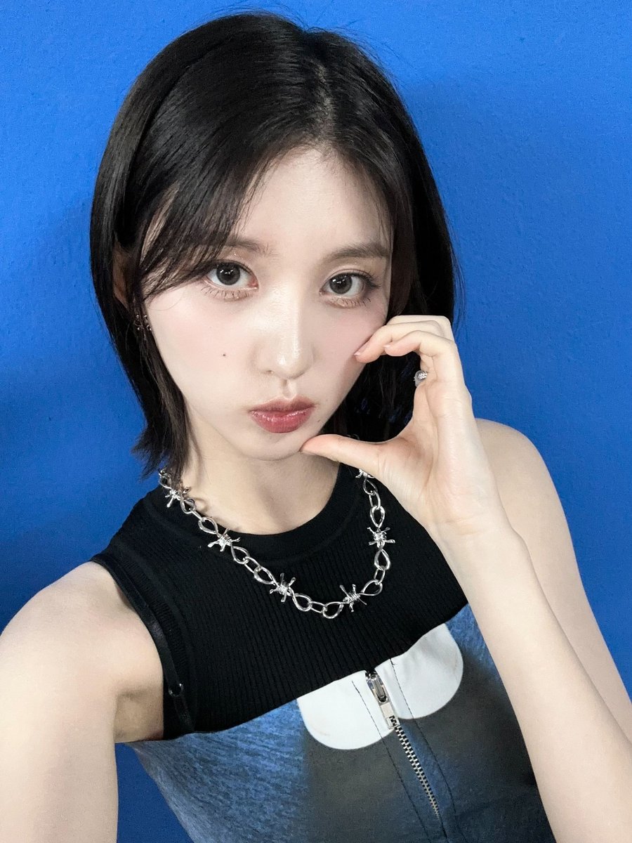IVE_twt's tweet photo. I WANT PEPSI💙🖤💙🖤

#IVE #아이브 #GAEUL #가을 https://t.co/3t13dIonRt