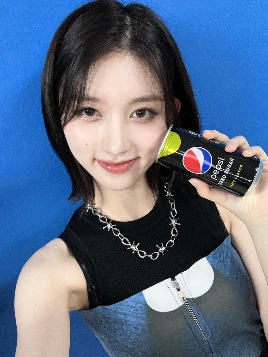 IVE_twt's tweet photo. I WANT PEPSI💙🖤💙🖤

#IVE #아이브 #GAEUL #가을 https://t.co/3t13dIonRt