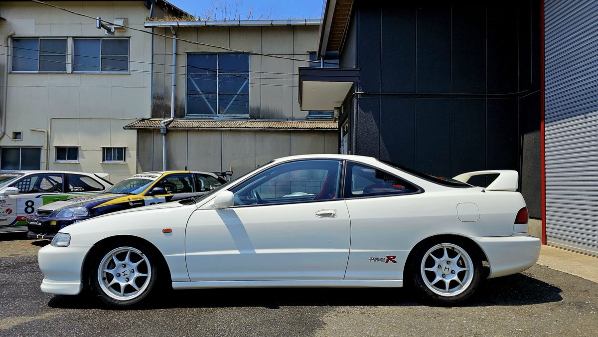 HONDA DC2 INTEGRA TYPE R

本日ご納車させて頂きました☆
本当に綺麗な車体でオーナー様にも喜んでいただきました😍

新品のレカロシートなどをインストールしてさらにパリッと

高回転エンジンのフィールを沢山楽しんで下さい!!

この度は車の買取も含めてご指名ありがとうございました!!