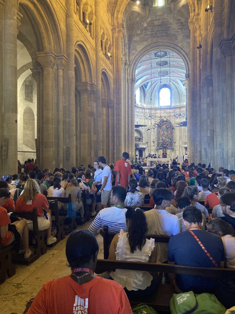 Cathédrale de #Lisbonne archi-comble pour la Messe d’envoi des jeunes de ⁦<a href="/92catholique/">Diocèse de Nanterre</a>⁩ pour les célébrations finales des #JMJ autour de ⁦<a href="/Pontifex_fr/">Pape Léon XIV</a>⁩ ! ⁦<a href="/jmj_fr/">JMJ (Francophone)</a>⁩