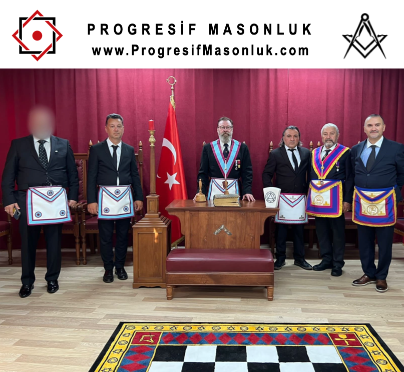 ProgresifMason's tweet image. TÜRKİYE’DE ÜÇÜNCÜ MARK LOCASI
Türkiye’nin Mark Üstat Masonlar Nizamı’nda çalışacak üçüncü locası Zeytindalı, 3 (ÜÇ) matrikül numarası ile kuruldu. İzmir’de çalışacak Zeytindalı Mark Üstat Masonlar Locası No.3 Tahsis Töreni 4/8/2023 tarihinde gerçekleştirildi. . #ProgresifMasonluk