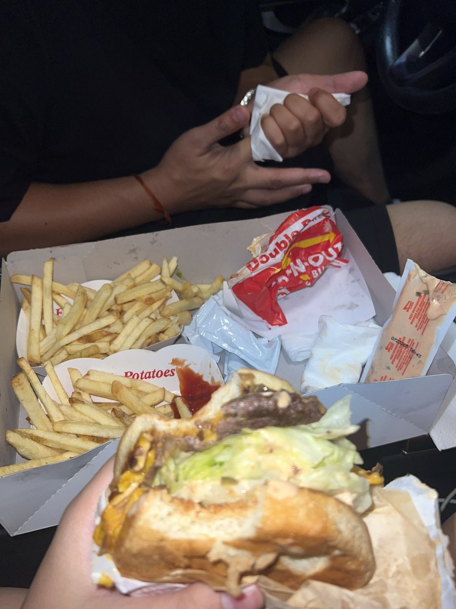 aleesaapbee's tweet photo. why was he already finished with his burger after I had just taken my first bite.. 😂😂 https://t.co/aZMvnL6MMX