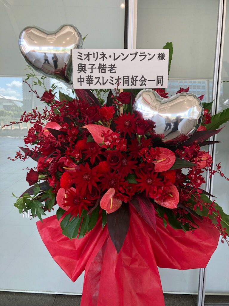 srmo_ayasawa's tweet photo. スレミオのご新婚を祝うため、そして市ノ瀬加那さんとLynnさんの成功なる出演を感謝するため、「中華スレミオ同好会」から祝いのお花を用意致しました。

スレミオご新婚おめでとうございます！末永くお幸せになってください！

 #G_Witch #水星の魔女 #スレミオ結婚 #スレミオ #水星の魔女フェス https://t.co/9xrB5OmeUF