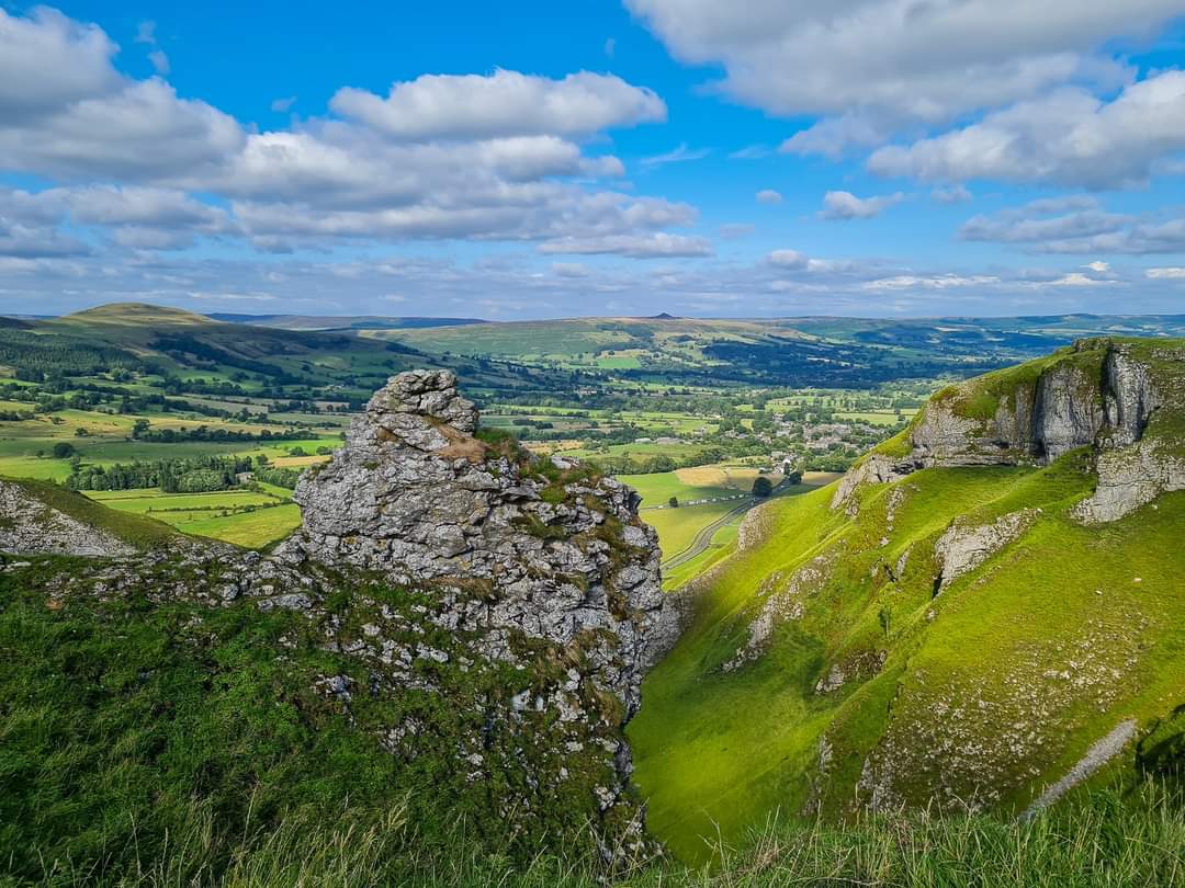 Went for a 4 mile, 1000ft of ascent walk after work yesterday. Over to Winnat's Pass  and back down Cow Nick using the rope it's so steep 1/3
#hikinguk #hiking #peakdistrictwalks #peakdistrictphotography #peakdistrictnationalpark #peakdistrict #getoutside