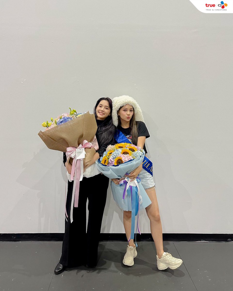 ความน่ารักพร้อมช่อดอกไม้ส่งตรงจาก“เฌอปราง BNK48”และ“ฮูพ BNK48”🌸🌻🐰⚔️

พี่ทรูซีเจเป็นกำลังให้กับคอนเสิร์ตทั้ง 2 วันเลยนะครับ~~ 😊
.
#TrueCJ #Cherprangbnk48 #CherprangAreekul #HoopBNK48  #ThankYouTeacherTH #ThankYouTeacher  #BNK48_RabbitInWonderland #BNK48vsCGM48_TheBattleOfIdols