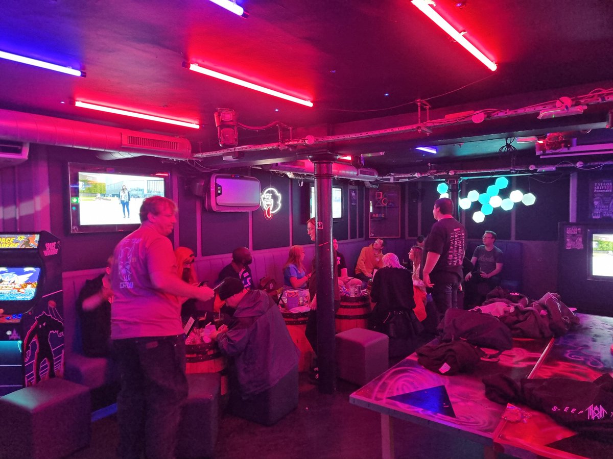 Hyperwhite675's tweet photo. #ROFFMEETUP at @PixelBars. Great place, great atmosphere and great company! https://t.co/t1GZR9r1vi