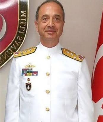 nocontexttkv's tweet photo. 14 Ekim 2004'te 58.bölümü yayınlanan Kurtlar Vadisi'nden bir kare. Posta zarfında, 3 Ağustos'ta Yüksek Askeri Şura ile atanan Deniz Kuvvetleri Komutanlığı Oramiral Ercüment Tatlıoğlu'nun ismi geçiyor. https://t.co/bRie5Yh8LS