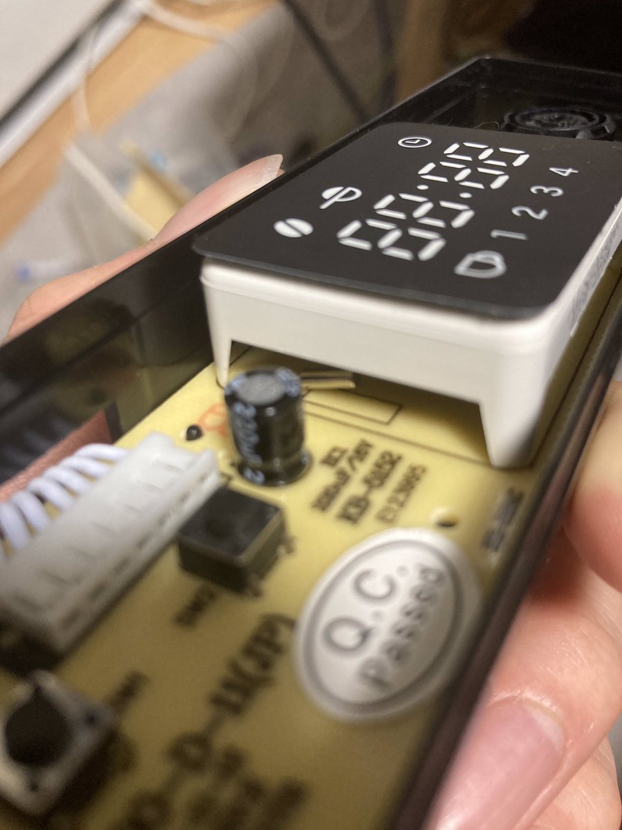 okayama_DIY's tweet photo. 迷っていたコーヒーメーカーの水晶発振器の交換をしました。表示部の基盤に実装されていたため思っていたよりも分解する必要がありました。(過程で色々破壊し部品を作る事に…)SEIKO日本製に交換1/4くらいのサイズになりました。無事動き誤差もほぼ無くなりました #DIY #電子工作 #時計 #水晶発振器 https://t.co/9keMx44Ydf
