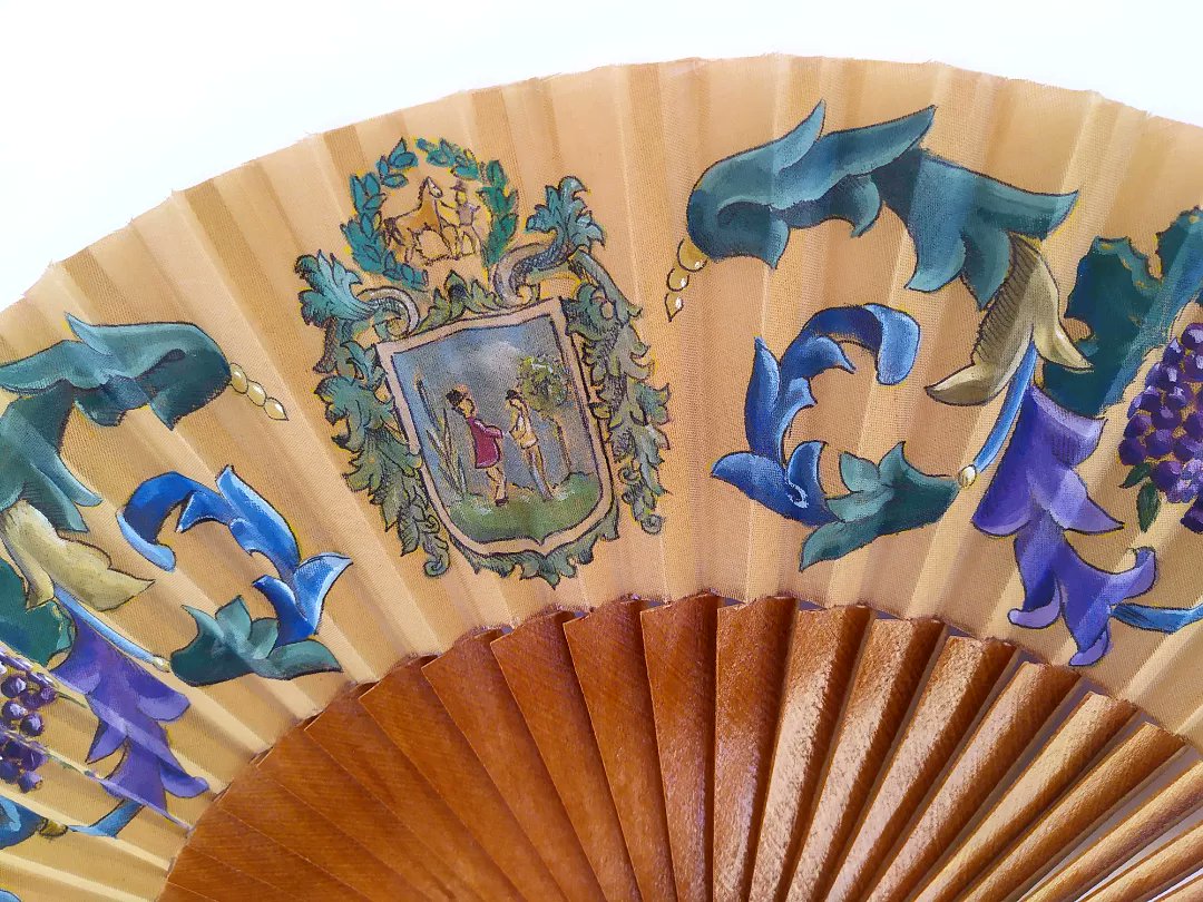 ABANICO

🖌Acrílico sobre tela
📏Medio pericón
🖼En el centro el escudo de Los Palacios y Villafranca con ornamentación a base de roleos, hojas y uvas. 

#Laetare #Abanico #PintadoAMano #Verano #LosPalacios #Triana #Sevilla