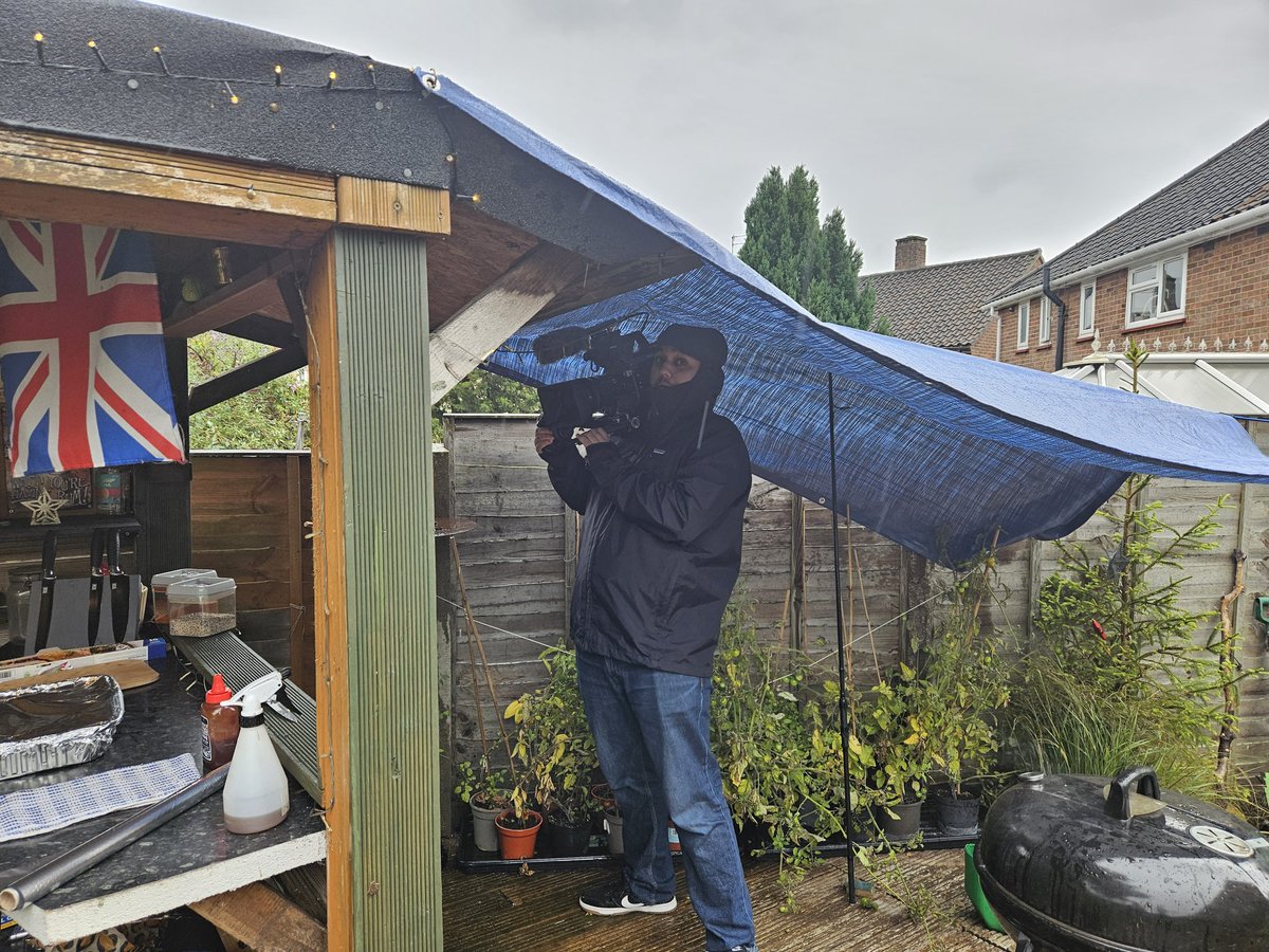 Not the best weather for filming! But like troopers, we soldier on 🇬🇧
Our reward was to have a quick sample of our bbq pork belly burnt ends, and we can confirm they're incredible 😊

#porkbellyburntends #britishweather #bbq #outdoorcooking #goochiesbbq