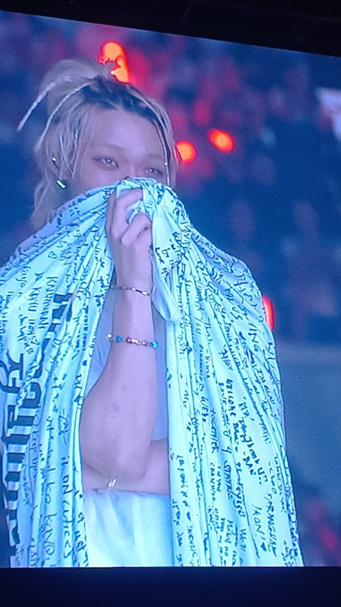 xiaokunloml's tweet photo. bobby's tearing up for the fan project video 🥹🥹🥹🥹
#iKONinMANILA2023
#iKON_TAKEOFFinManila https://t.co/NjUVua6x61