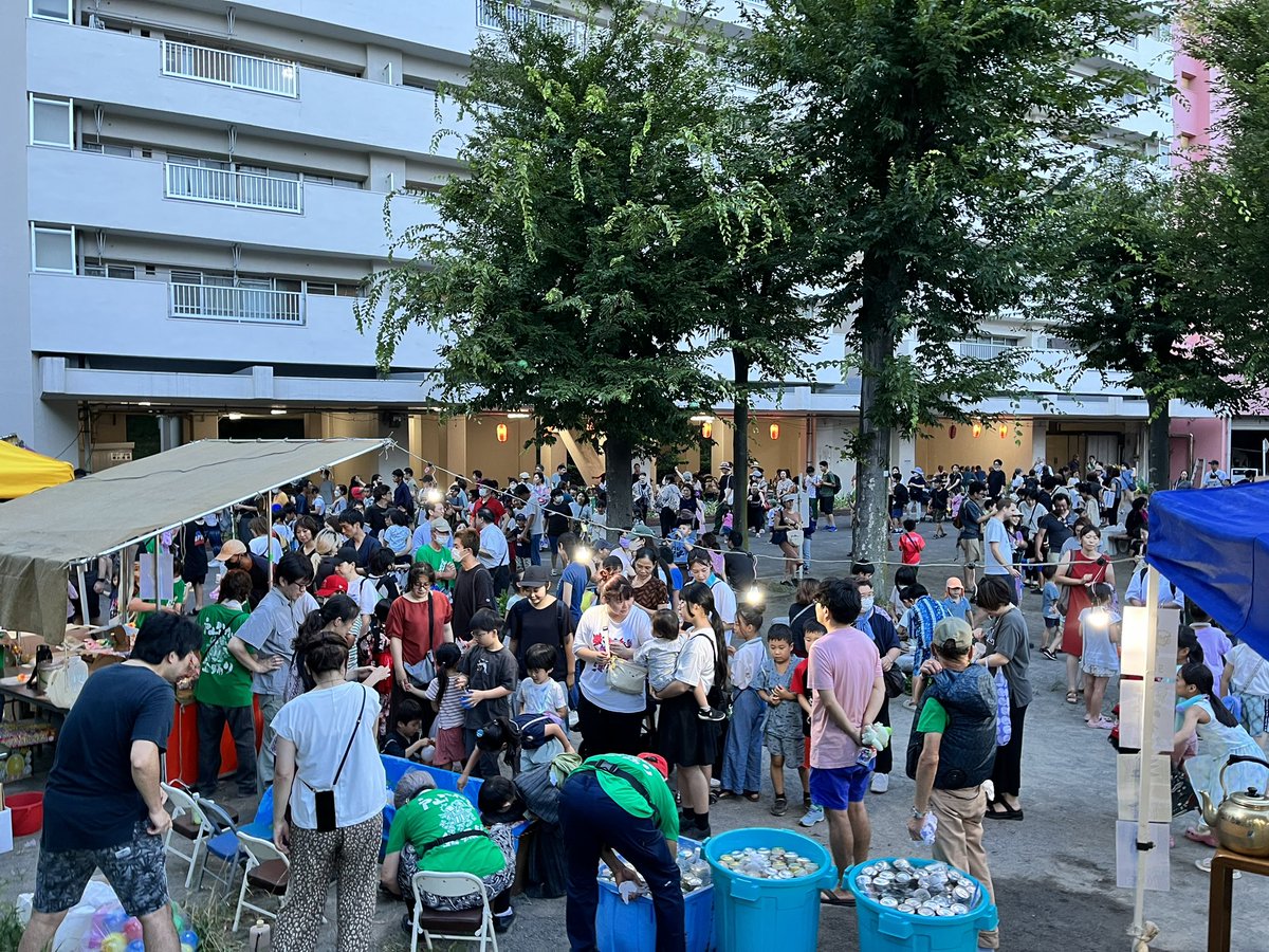 chacha_empathy's tweet photo. ボランティアで参加させていただきました。様々な世代の地域の方が集まり大盛況！

「普段はじいちゃんばあちゃんしかいないのに、別世界だ」と、会長さんも喜んでくださりました。

このような場を作ってくださった戸山団地の皆さん。そして、 https://t.co/63DNjYhRvg
