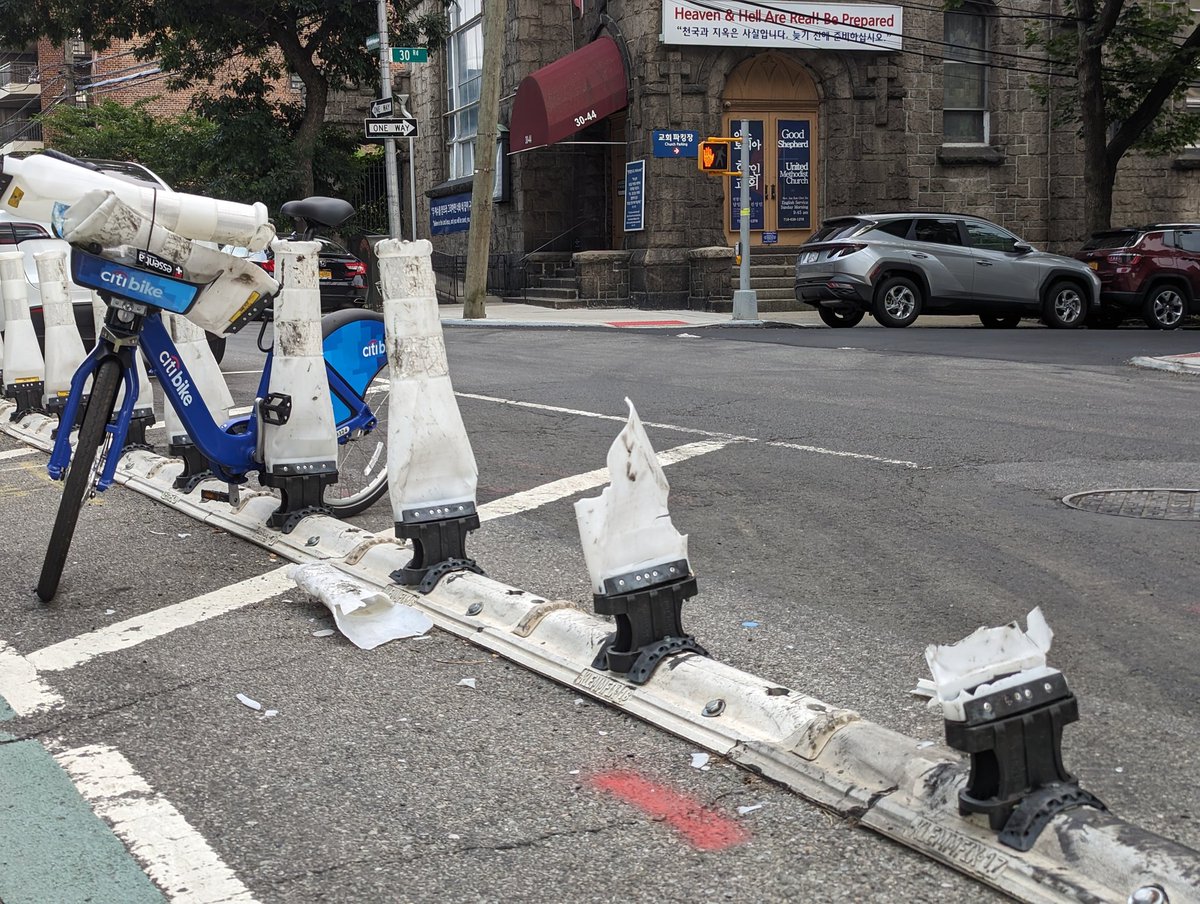 twowheelsg's tweet photo. Sad injured #flexposts on #CrescentSt at 30thRd by Mount Sinai hospital https://t.co/1EAjf5X8PE