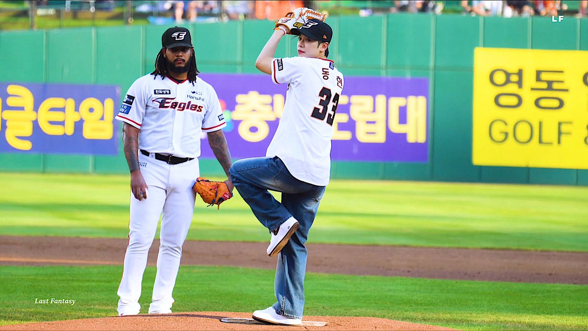 LastFantasy917's tweet photo. 𝟐𝟑𝟎𝟖𝟎𝟑 대전 한화이글스 시구 ⚾️
by Last Fantasy .

📺 vid : https://t.co/WePs3XDkCs

#몽환속의_소년 :) 
#김동현 #에이비식스 #AB6IX https://t.co/EjDx48Vg7A
