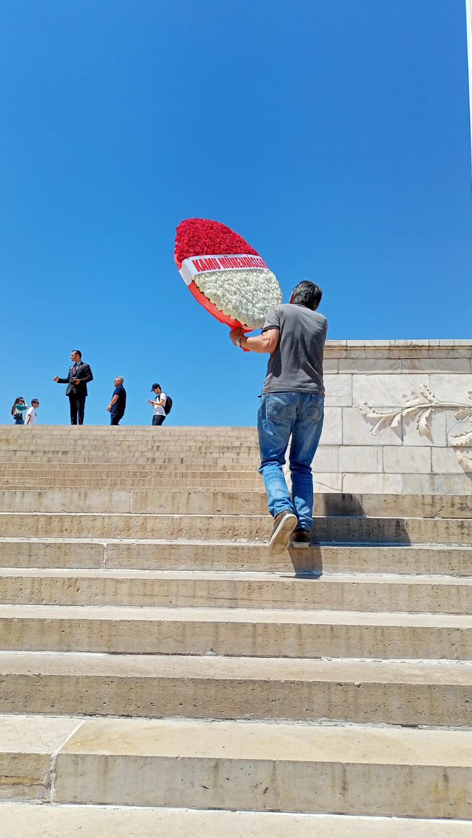 hakankaa82's tweet photo. Kamu Mühendisleri, Mimarları, Şehir Plancıları ve Emeklileri Türkiye Cumhuriyeti’nin kurucusu Gazi Mustafa Kemal Atatürk’ü Anıtkabir’de ziyaret ederek mozoleye çelenk koydular…
Atam iyi ki varsın…
@kaMUhendisleri @Kamuhder 
#KaMUhendisleriAtaHuzurunda https://t.co/0YZqithJMF