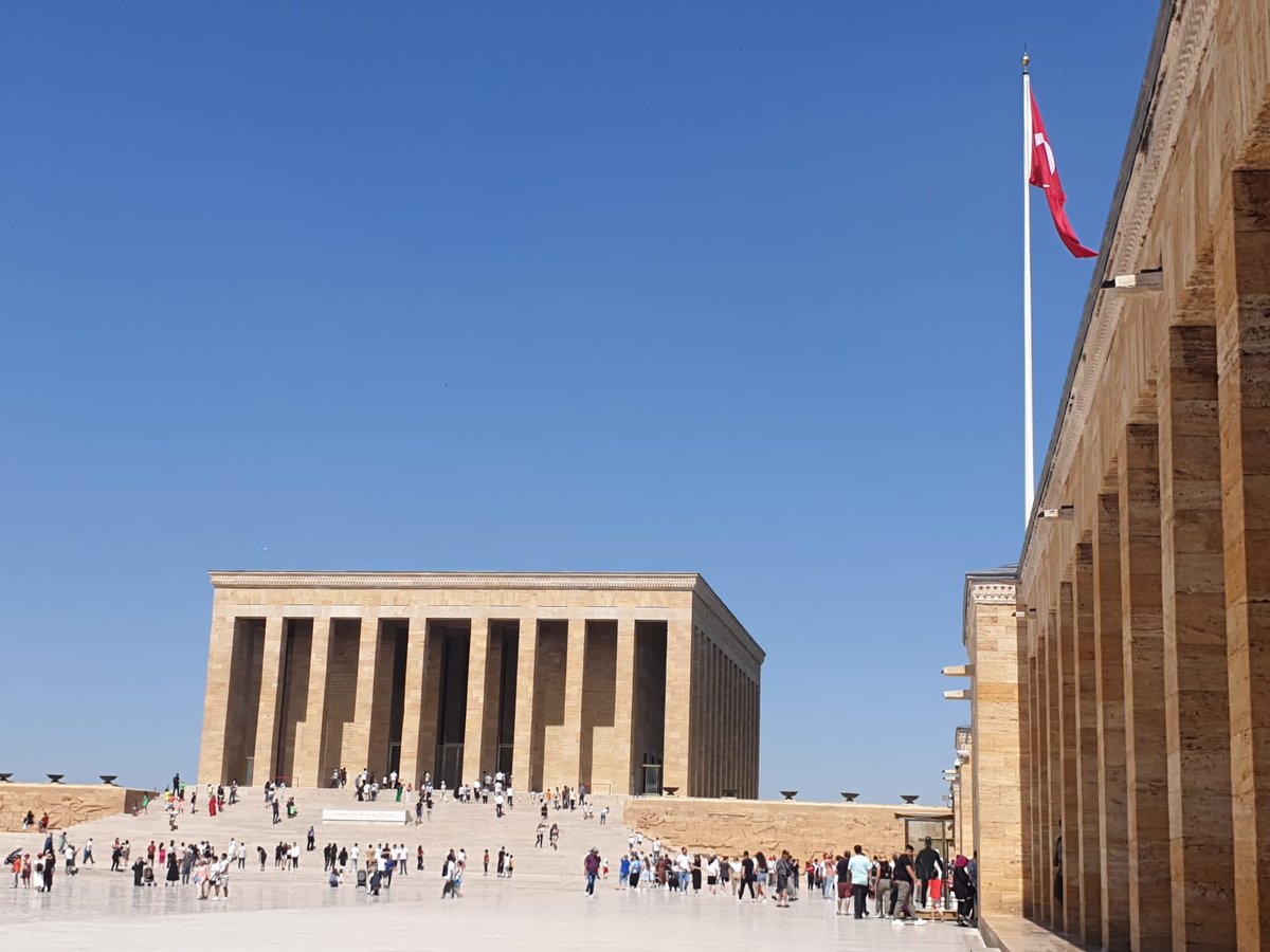 hakankaa82's tweet photo. Kamu Mühendisleri, Mimarları, Şehir Plancıları ve Emeklileri Türkiye Cumhuriyeti’nin kurucusu Gazi Mustafa Kemal Atatürk’ü Anıtkabir’de ziyaret ederek mozoleye çelenk koydular…
Atam iyi ki varsın…
@kaMUhendisleri @Kamuhder 
#KaMUhendisleriAtaHuzurunda https://t.co/0YZqithJMF