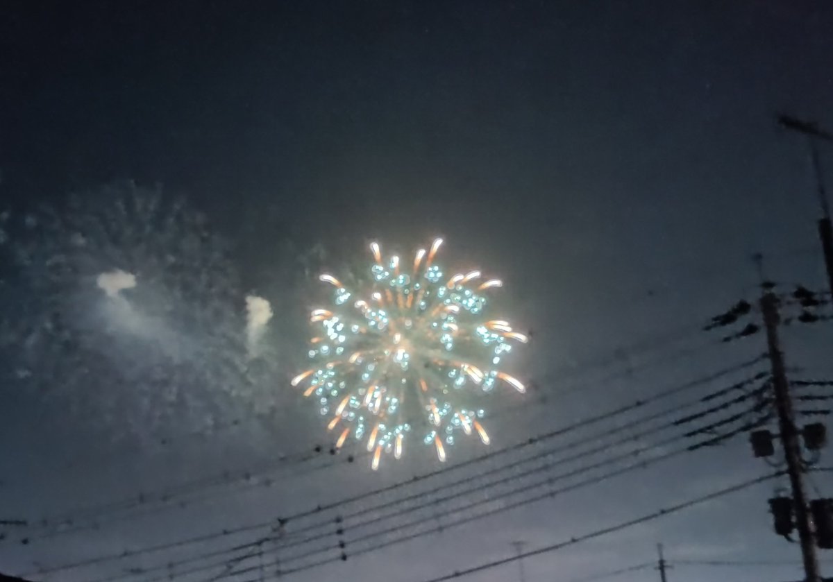 hime_ryuga's tweet photo. 花火って遠くからだと撮るの難しい😅
部屋から見える花火大会🎆 https://t.co/4aPJjmHnN2